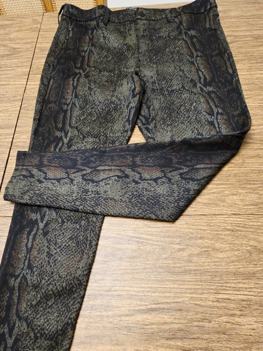 LIVERPOOL Los Angeles Women's Stretch Python Print 3 Pockets Skinny Leg Pant